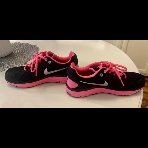 Nike Lunarlon Hot Pink and Black sneakers. - Picture 6 of 9